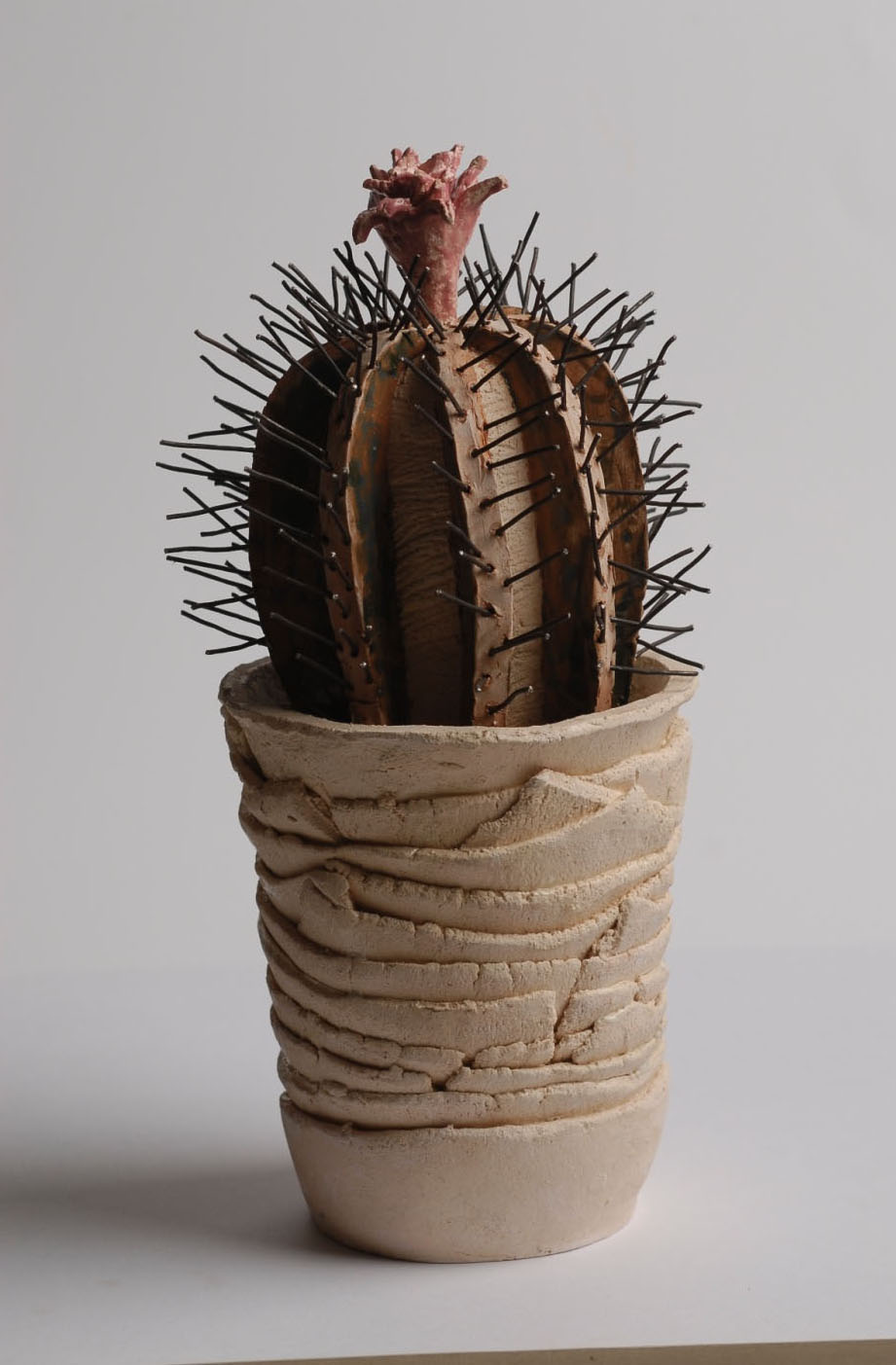 «Кактус квітне». 2007. Шамот, емалі